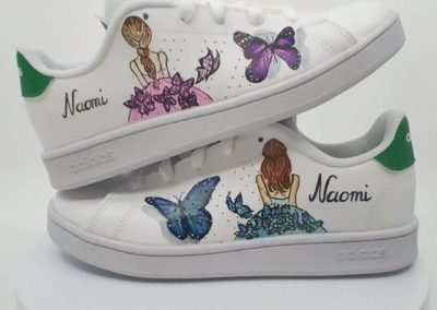 La fille aux papillons chaussures tunées