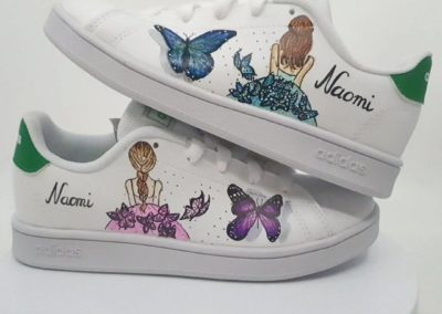 chaussures pour enfant personnalisés avec dessin de papillons et fille, inscription Naomi